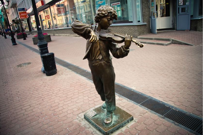 Мальчик играет на скрипке на ул. Б.Покровская